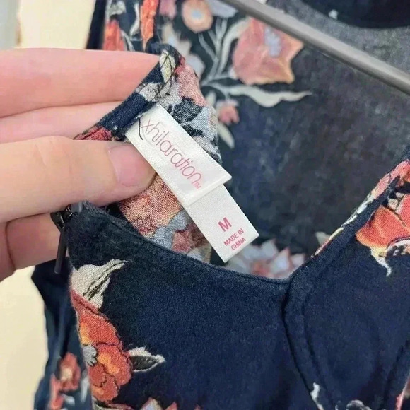 Navy blue floral lightweight‎ short tanktop romper with pockets size medium - Picture 2 of 6